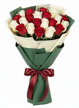 Букет Микс из красных и белых роз в Софьино