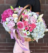 Композиция солнечный день в Софьино Цветочная композиция из Розы, Хризантемы, Пионы и Лизиантусы в корзине в Софьино