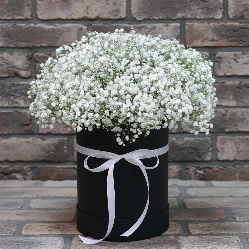 Цветочная композиция из Гипсофила в шляпной коробке в Софьино