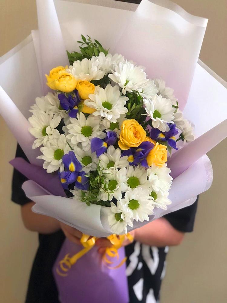 Букет цветов из: Ирисы, Хризантемы и Розы в Софьино