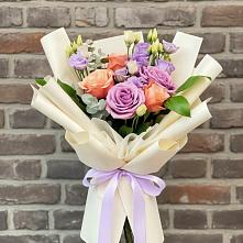 Букет цветов из:  Лизиантусы и Розы в Софьино