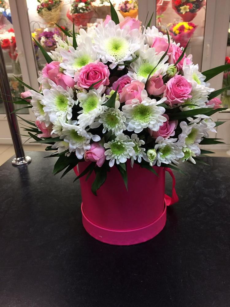 Цветочная композиция из Розы и Хризантемы в шляпной коробке в Софьино